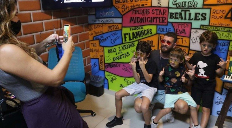 Dani Morais, ex-jogador do Santa Cruz, visita com a família, o Museu dos Beatles, no Espinheiro.