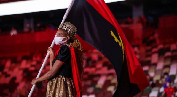 Porta-bandeira da Angola na abertura dos Jogos Ol&iacute;mpicos de T&oacute;quio 2020