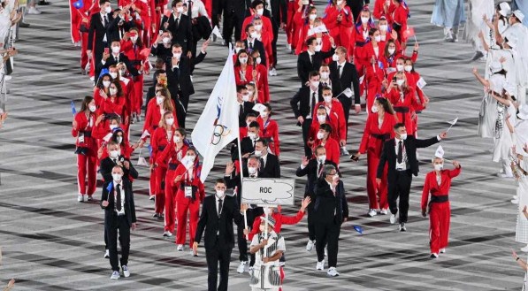 Banida das Olimp&iacute;adas por dopping, a Russia desfilou com a bandeira do Comit&ecirc; Ol&iacute;mpico na cerim&ocirc;nia de abertura dos Jogos de T&oacute;quio 2020