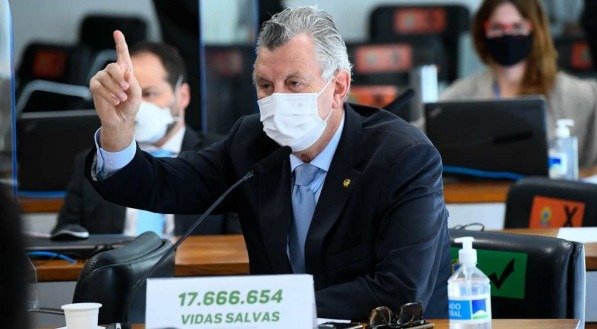 Vídeo: Ao vivo, Luiz Carlos Heinze é incluído na lista de indiciados da CPI