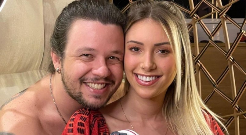 O cantor Bruno Scornavacca e a namorada Maria Luiza ser&atilde;o pais de primeira viagem