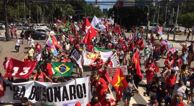 Manifestantes sa&iacute;ram da Pra&ccedil;a do Derby com destino &agrave; Avenida Guararapes