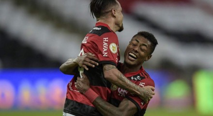  O jogador Michael, do Flamengo, marca seu gol na partida contra o São Paulo, válida pelo Campeonato Brasileiro, no Estádio do Maracanã, na zona norte do Rio de Janeiro, na tarde deste domingo