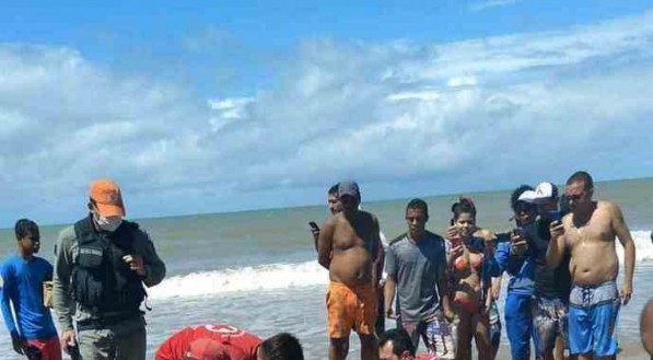 Bombeiros resgatam banhista atacado por tubar&atilde;o na praia da Igrejinha de Piedade