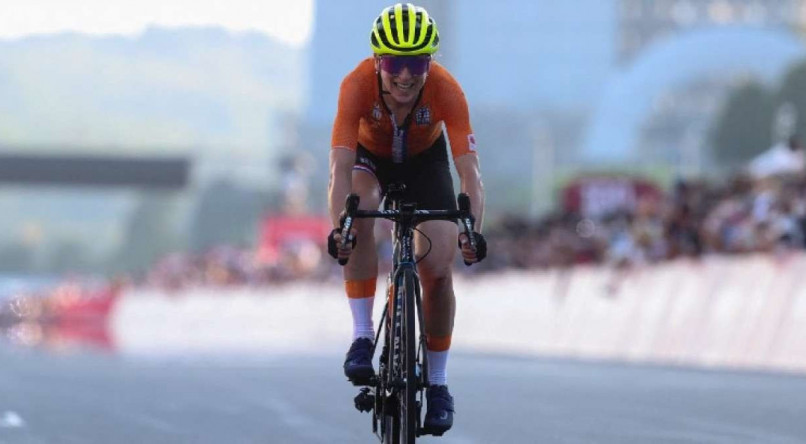 Prata no ciclismo, a holandesa Annemiek van Vleuten comemorou o Ouro por engano
