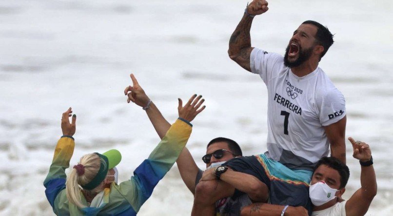 HIST&Oacute;RICO Italo Ferreira conquistou a primeira medalha de ouro do surfe, que estreou no programa ol&iacute;mpico