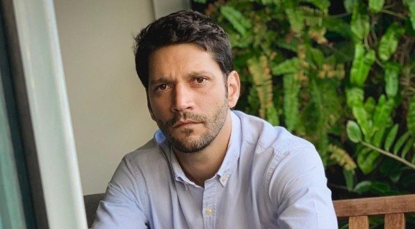 Vacinado contra a covid, Armando Babaioff pede vaga em novelas: 'Estamos aí'