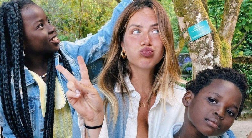 A atriz Giovanna Ewbank se diverte bastante em Portugal com os filhos Titi e Bless