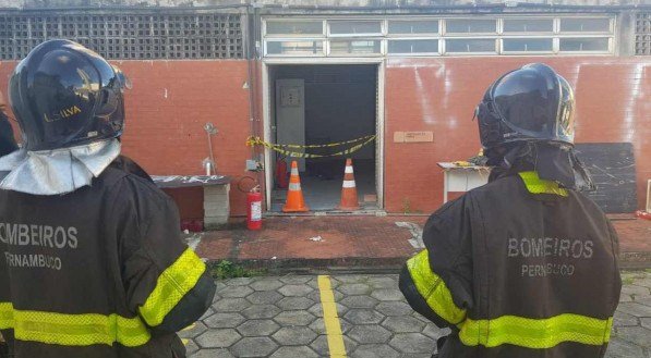 Duas pessoas ficam feridas em explosão de subestação na sede da PRF no bairro do Pina, Zona Sul do Recife   