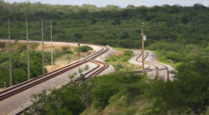 Commais R$ 800 milhoes da Sudene, Ferrovia Transnordestina cehgerá apena sno porto de Pecém CE).