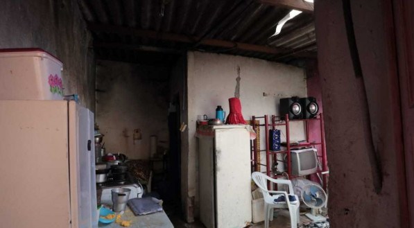 Apenas um dos quartos da casa, localizada em Afogados, Zona Oeste do Recife, foi atingido