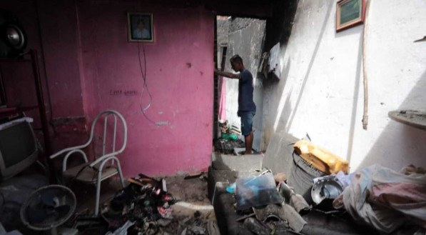 Apenas um dos quartos da casa, localizada em Afogados, Zona Oeste do Recife, foi atingido