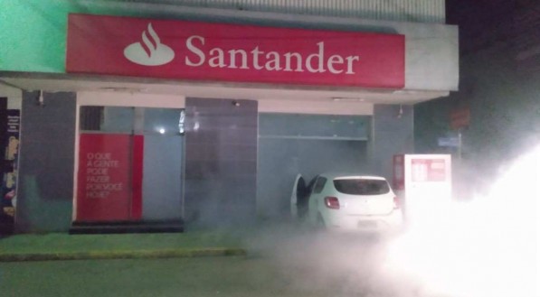 Homem tentou incendiar ag&ecirc;ncia do Santander de Limoeiro