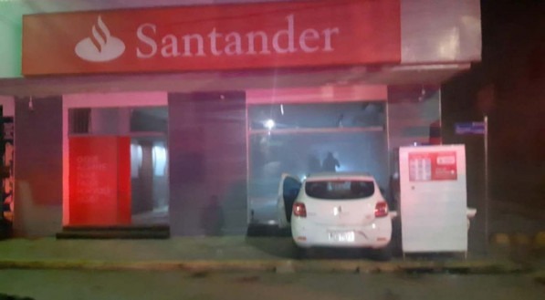 Homem tentou incendiar ag&ecirc;ncia do Santander de Limoeiro