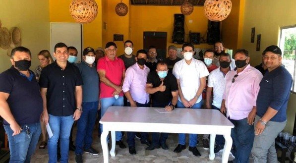 Cotado para o Senado, Silvio Costa Filho visita cidades do interior e filia ex-prefeito ao Republicanos