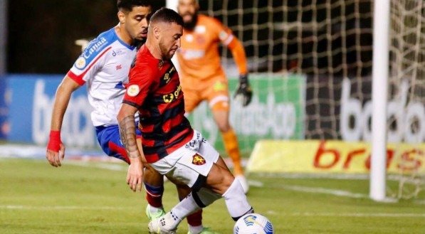 Paulinho Moccelin começou o jogo como titular do Sport