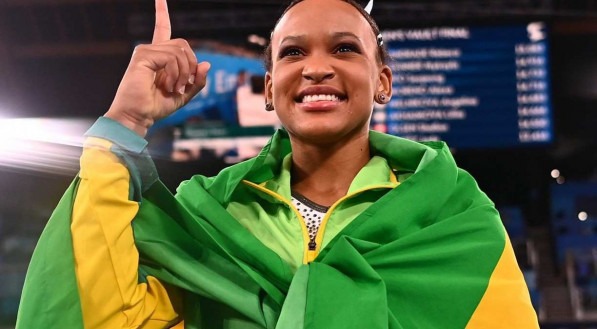 Rebeca Andrade celebra a medalha de ouro no salto da gin&aacute;stica art&iacute;stica nos Jogos Ol&iacute;mpicos de T&oacute;quio