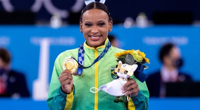 A ginasta ganhou uma medalha de ouro e outra de prata em T&oacute;quio.