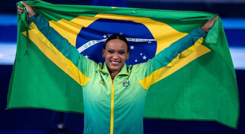 Rebeca Andrade foi a porta-bandeira do Brasil no encerramento dos Jogos Ol&iacute;mpicos de T&oacute;quio