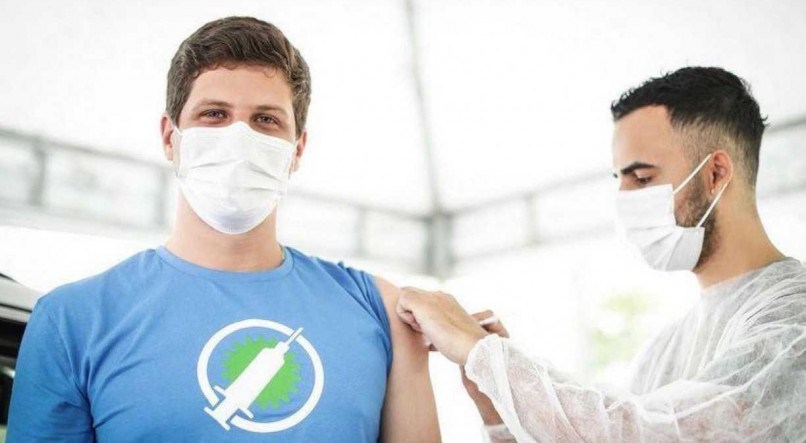 Jo&atilde;o Campos, prefeito do Recife, sendo imunizado