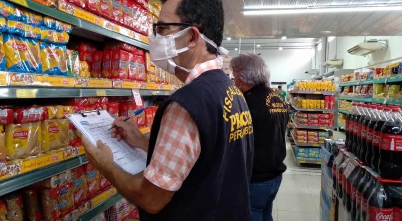 Fiscais do Procon fazendo a pesquisa que apontou um aumento de 1,80% na cesta b&aacute;sica do Grande Recife em julho
