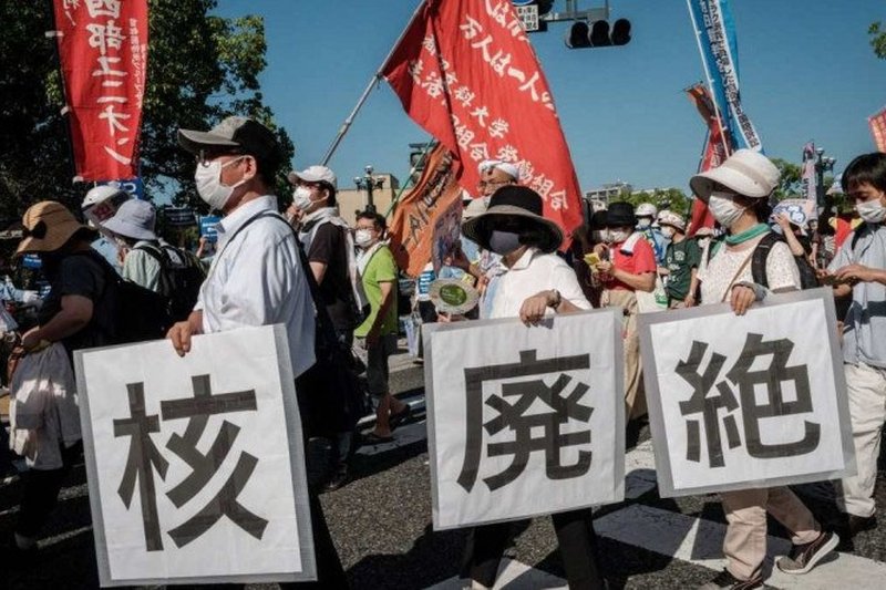 Japoneses homenagearam as vítimas da bomba atômica em Hiroshima, lançada em 1945