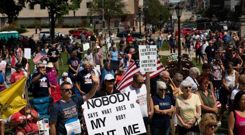 Protesto contra vacina em Michigan, nos Estados Unidos