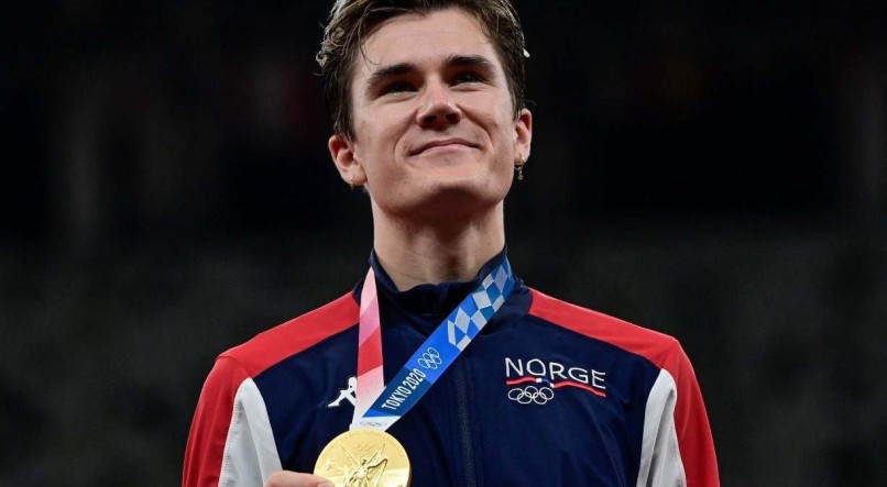 Jakob Ingebrigtsen, medalhista de ouro da Noruega, posa com sua medalha no p&oacute;dio ap&oacute;s a prova masculina de 1500m durante os Jogos Ol&iacute;mpicos de T&oacute;quio 2020
