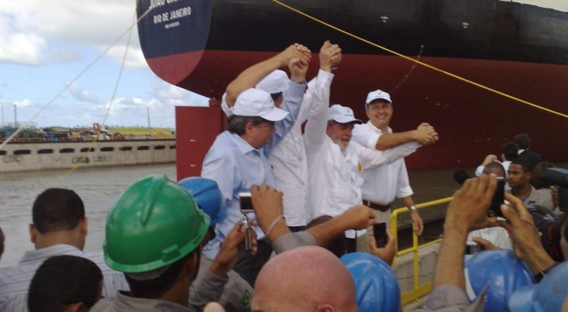 Lula, Dilma, Eduardo Campos e Sergio Machado, no primeiro navio do estaleiro Atlântico Sul.