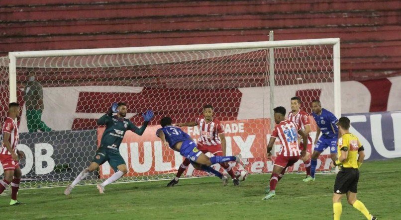 PRESSIONADO Goleiro Alex Alves, que nunca foi unanimidade, vem sendo questionado pelos gols que o time vem sofrendo nas últimas rodadas