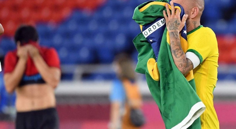 Daniel Alves se emocionou com a conquista da medalha de ouro em T&oacute;quio