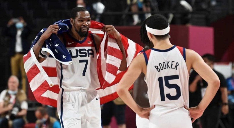Kevin Durant comemora com Booker o ouro em T&oacute;quio no basquete