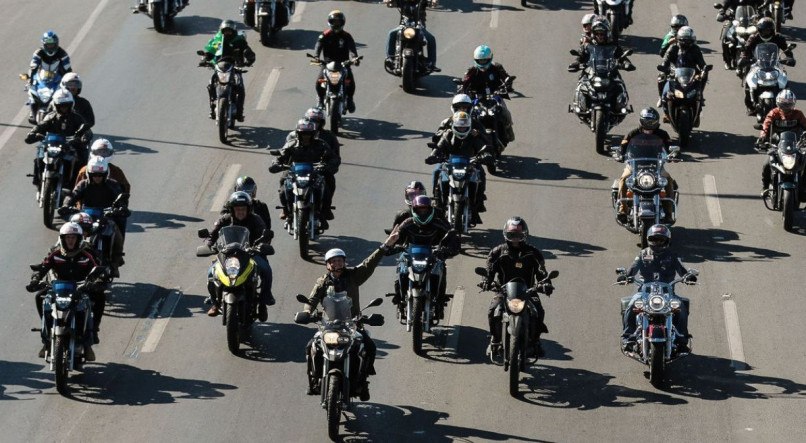 O presidente da República, Jair Bolsonaro, participa da motociata com apoiadores na Esplanada dos Ministérios