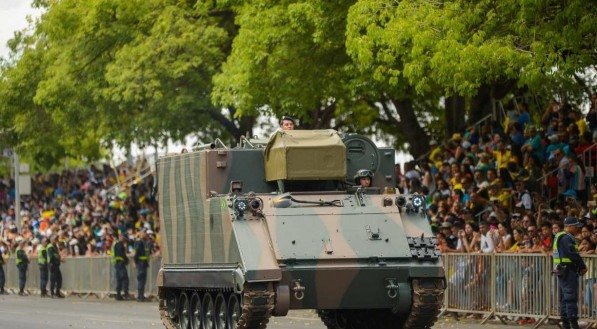 Comandante da Marinha e Braga Netto se prestam a jogar Forças Armadas contra a população
