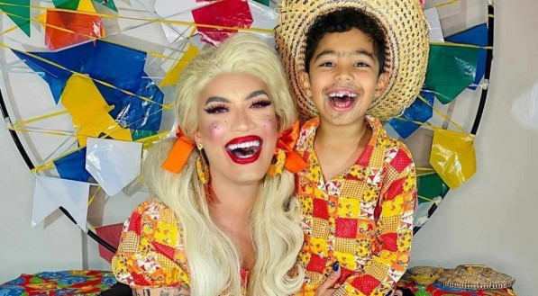 Pai, drag queen Aretuza Lovi critica comentários em foto sua de sunga com o filho: 