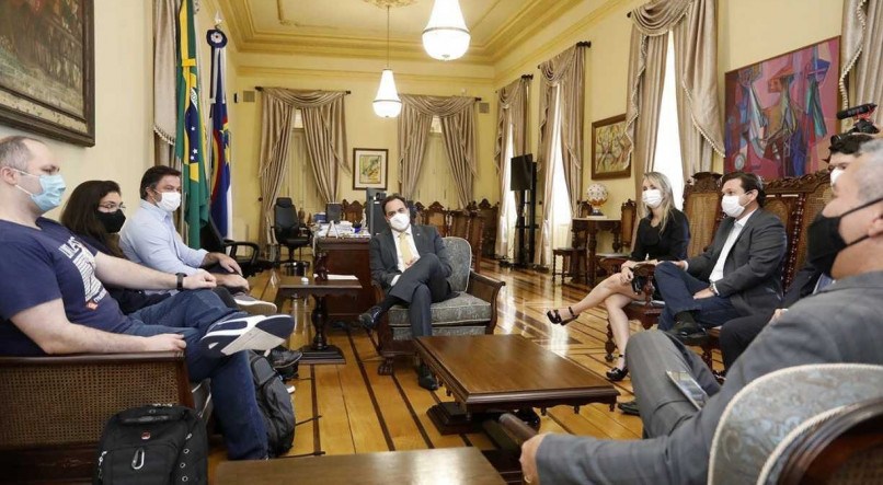 O governador Paulo Câmara (PSB) e alguns secretários recebem os executivos da empresa MadeiraMadeira que vai abrir uma central de distribuição no Cabo de Santo Agostinho