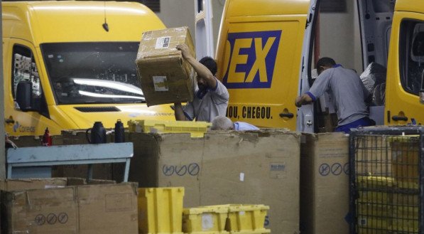 Contrários à privatização, trabalhadores dos Correios fazem greve de 24 horas em Pernambuco
