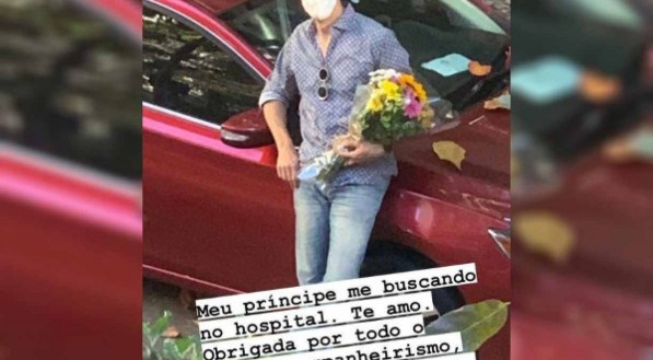 Mateus Solano aguardando a esposa com um buqu&ecirc; de flores