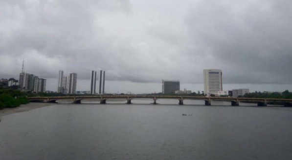 Nuvens carregadas na cidade do Recife