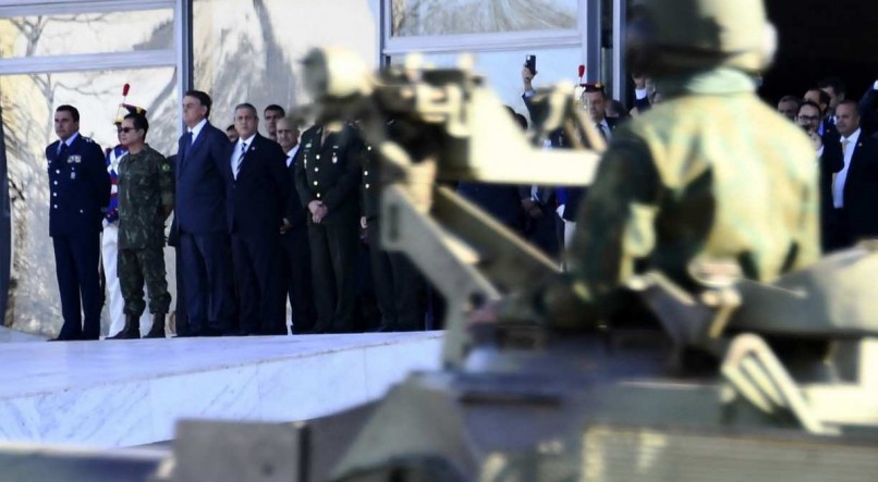  Bolsonaro observou o comboio de ve&iacute;culos militares do alto da rampa do Pal&aacute;cio do Planalto, com vista para o Congresso e para o Supremo Tribunal Federal (STF)