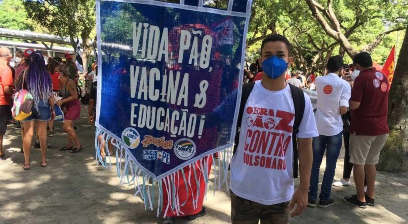 Estudantes defendem vacina&ccedil;&atilde;o e mais verbas para universidades p&uacute;blicas