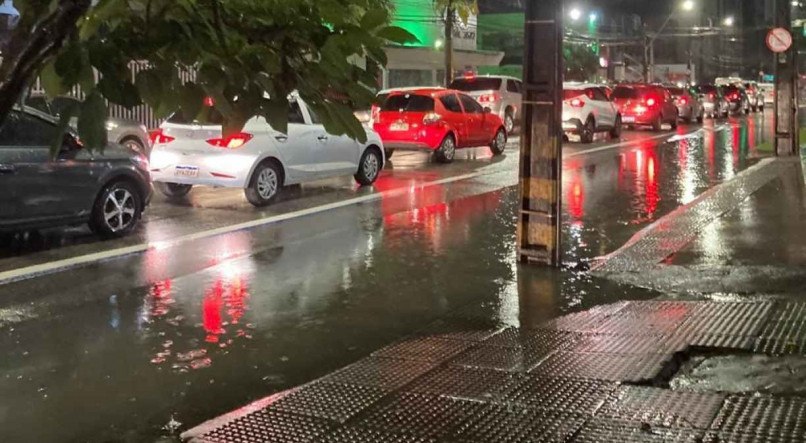 Chuva em Boa Viagem, Zona Sul do Recife, nesta segunda (9)