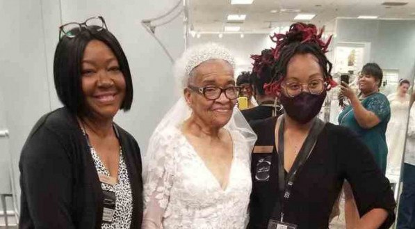 Martha Tucker realiza sonho de se vestir de noiva aos 94 anos 