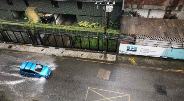 Cruzamento da Esmeraldino Bandeira com Rua Am&eacute;lia, nas Gra&ccedil;as, Zona Norte do Recife