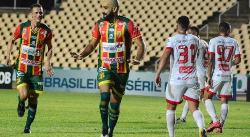 GOLA&Ccedil;O Daniel Costa bateu falta com precis&atilde;o e  marcou o primeiro gol da vit&oacute;ria do Sampaio Corr&ecirc;a sobre o N&aacute;utico, em S&atilde;o Lu&iacute;s