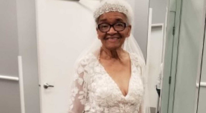 Dona Martha realiza sonho de se vestir de noiva aos 94 anos