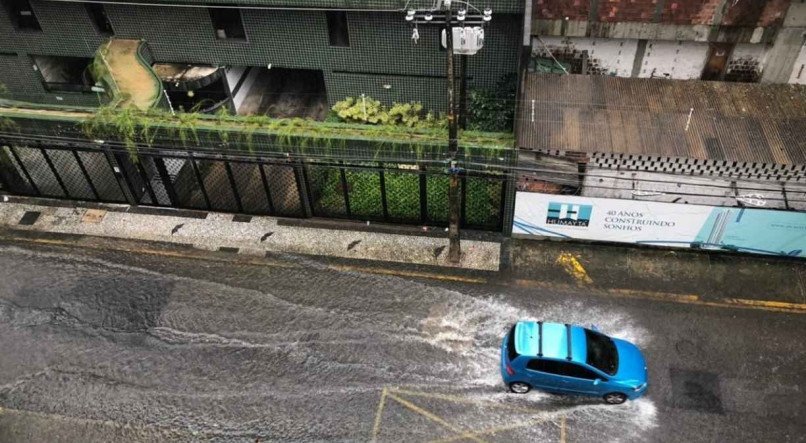 Cruzamento da Esmeraldino Bandeira com Rua Amélia, nas Graças, Zona Norte do Recife
