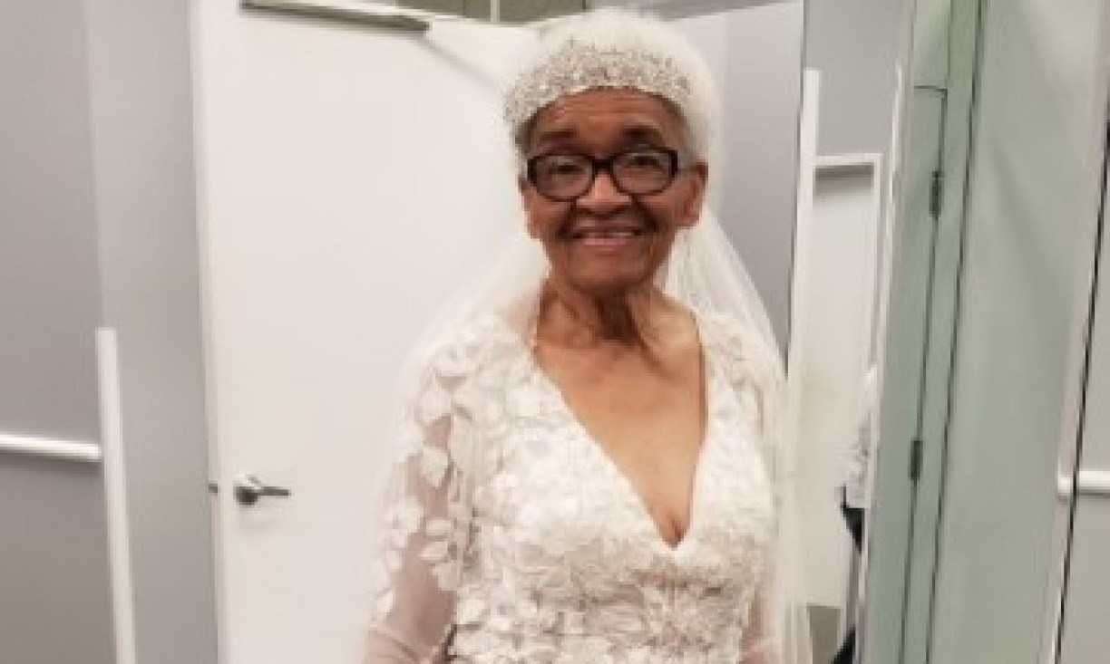 Por ser negra, mulher foi proibida de usar vestido de noiva e realiza sonho aos 94 anos