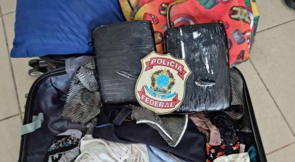 Dentro da bagagem da costureira de 20 anos, foram encontrados dois tabletes da droga skunk.