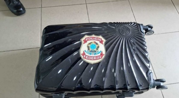 Costureira de 20 anos &eacute; presa em flagrante com 2,1kg de skunk (super-maconha), no Aeroporto Internacional do Recife.